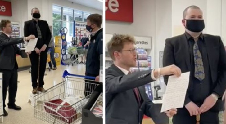 Supermarktangestellter kündigt feierlich, indem er seinen Brief mitten im Laden verliest