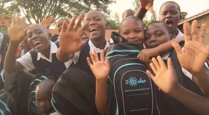 Una giovane donna realizza gli "zaini solari" per aiutare i bimbi africani costretti a studiare al buio