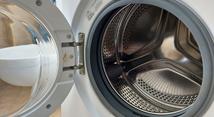 La machine à laver laisse des taches sur le linge ? Découvrez comment remédier au problème