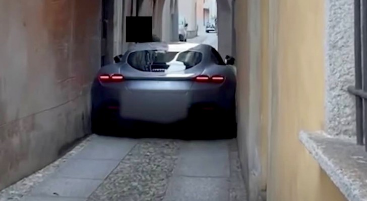 A Ferrari gets stuck between the walls of a very narrow street: the driver didn't know how to get out of there