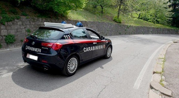 Carabinieri pagano il taxi ad una donna con due figli provati dal caldo: attendevano invano l'arrivo del bus