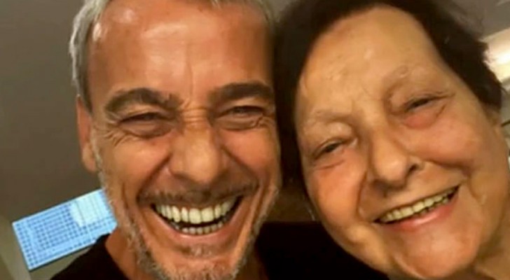 Lascia tutto e va a vivere con la madre che ha l'Alzheimer: "Mi prendo cura di chi prima si è preso cura di me"