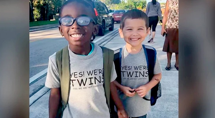Zwei kleine Jungs ziehen sich gleich an, um in der Schule den „Tag der Zwillinge“ zu feiern: Für sie ist der einzige Unterschied ihre Größe