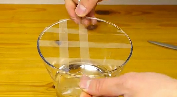 He puts tape on the edge of a vase ... This trick is pretty cool !