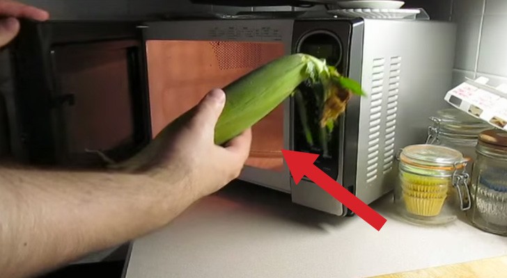 He puts a whole corncob in the microwave: his trick will make your mouth water !