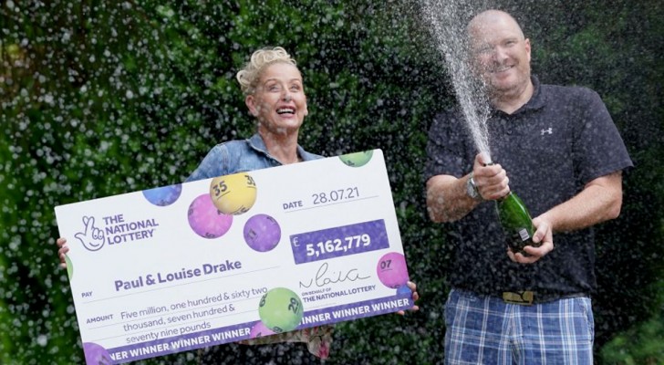 Scoprono di aver vinto 5 milioni di £ alla lotteria: la gioia di questa coppia in difficoltà è incontenibile