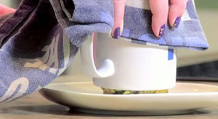 Elle mélange quelques ingrédients dans une tasse : quand elle la retourne... WOW!