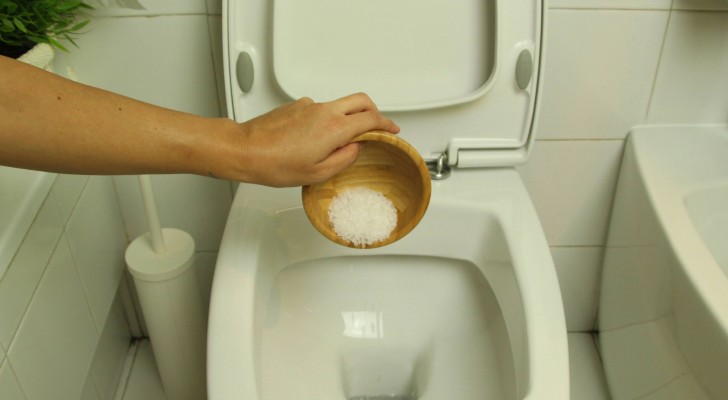 Förbered doftsalt för att rengöra toaletten och få den att dofta gott på ett enkelt och naturligt sätt