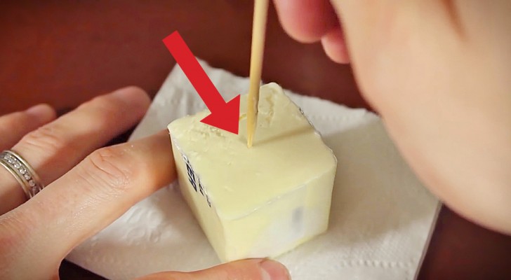 Een man maakt een gaatje in een blokje boter: deze truc is... verlichtend!