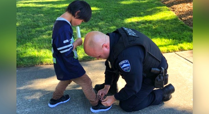 Dois policiais avistam uma criança descalça com as meias rasgadas: logo em seguida, dão a ela sapatos novos