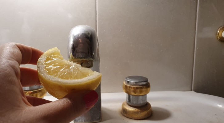 Usa un limone per togliere macchie e incrostazioni di calcare dai rubinetti