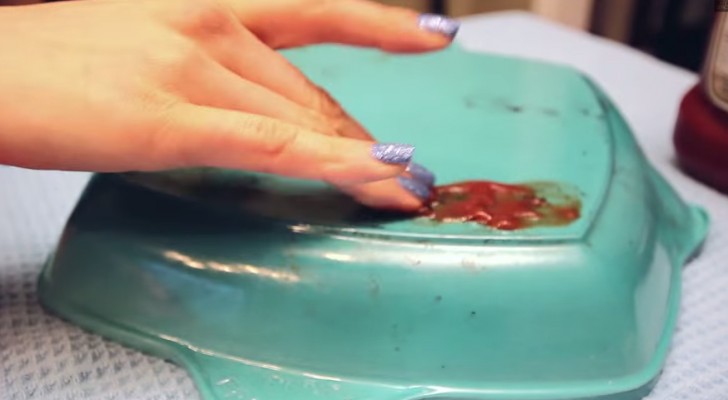 Elle étale du ketchup au fond de la casserole: son expérimentation est vraiment utile
