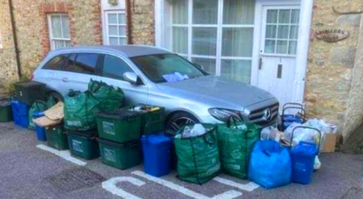 They park in a no-parking area and block the garbage truck: the residents take their revenge