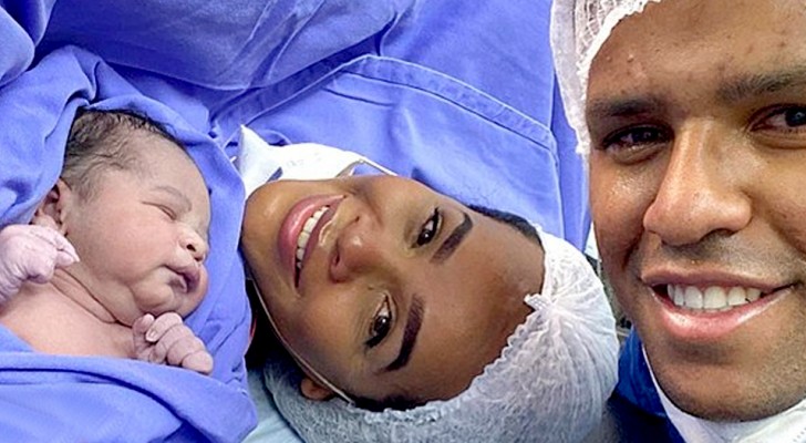 Se burlan de él tras publicar la foto del recién nacido junto a su esposa: el niño tiene la piel "demasiado clara"