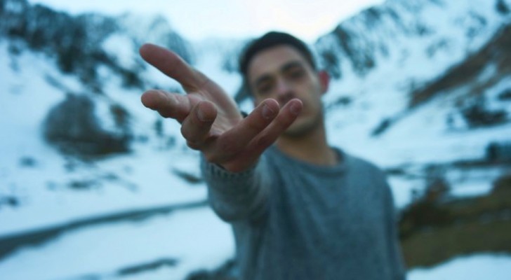 Scopre che il fidanzato la tradisce e decide di abbandonarlo da solo sulla cima di un montagna