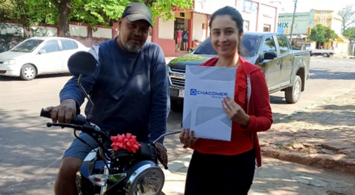 Ein Mädchen macht ihren Abschluss und schenkt ihrem Adoptivvater, der als Schuhmacher arbeitete, um ihr Studium zu finanzieren, ein Motorrad