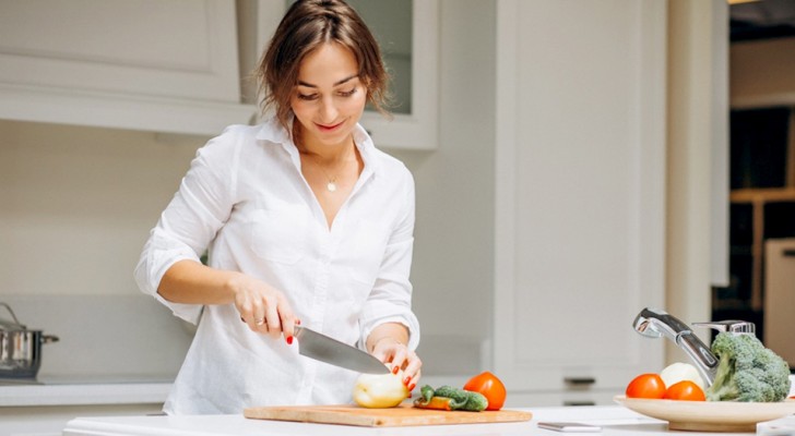 "Doe je werk": hij vraagt ​​zijn vrouw om op te schieten om het diner voor de gasten klaar te maken, zij verlaat de keuken