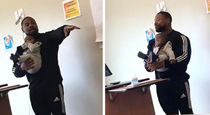 Een professor houdt de zoon van een studente in zijn armen die geen oppas heeft kunnen vinden
