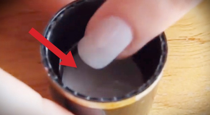 Press a piece of newspaper on your nails: a few seconds later the result is amazing!