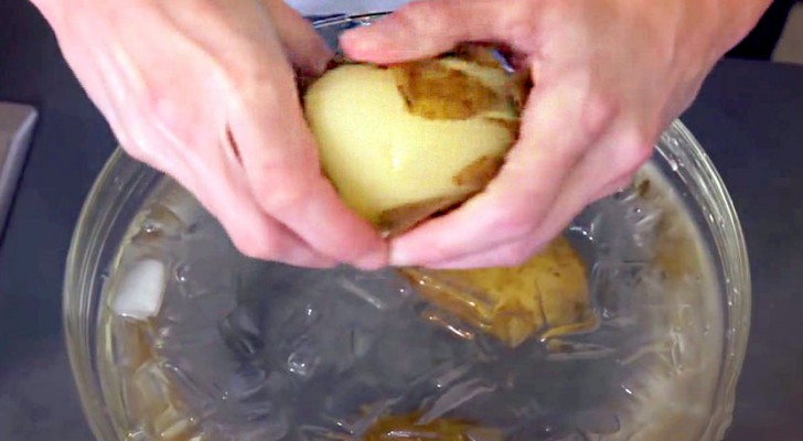 Elle plonge des patates dans un bol avec de la glace: son astuce est géniale!