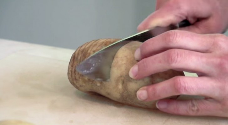 She start by making 20 cuts on a potato and shows you a delicious secret 