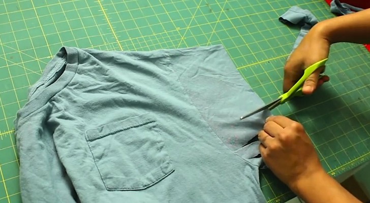 She makes some cuts on the sleeves of an old T-shirt ...I can't wait to try this !