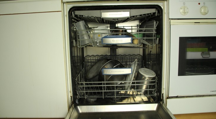 Lavare i piatti a mano o in lavastoviglie? Scopri come evitare sprechi inutili