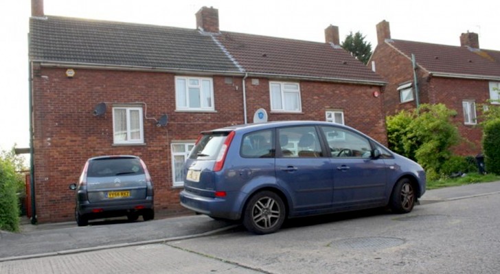 He parks by mistake on a private driveway: the residents block his car and ask for money to "release" it