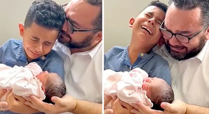 Pappa och son kan inte sluta gråta medan de håller den nyfödda lilla flickan i famnen (+VIDEO)