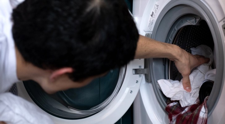 Er ist gerade Vater geworden und hat nicht viel Geld, um eine Waschmaschine zu kaufen: Der Verkäufer bereitet ihm eine schöne Überraschung