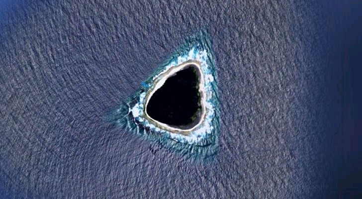 Hij navigeert op Google Maps en vind een mysterieus zwart gat in het midden van de oceaan