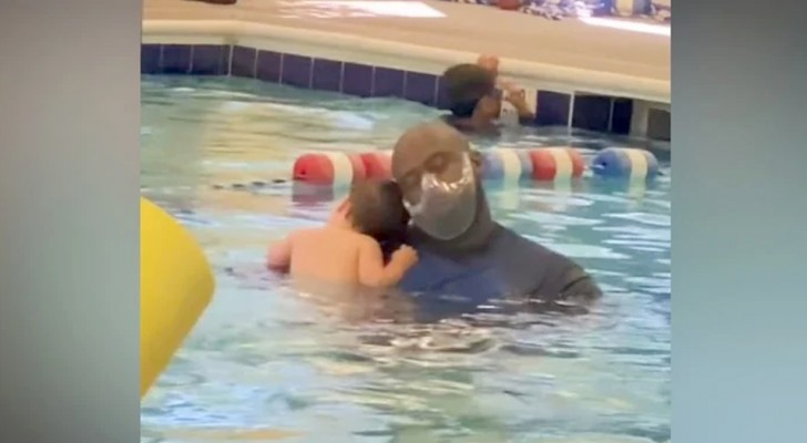 Bimbo di 10 mesi impara a nuotare in acqua e diventa amico inseparabile dell'istruttore: la foto dolcissima