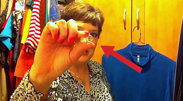 Eine Frau löst die Aufreißlasche von einer Dose und zeigt euch einen nützlichen Tipp