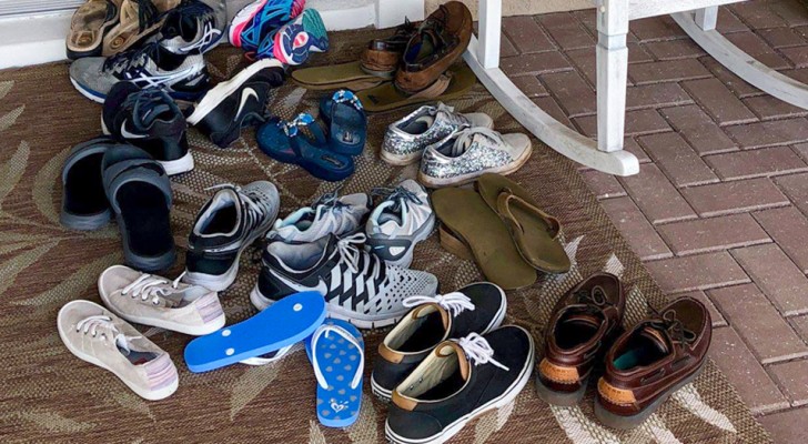 Encontra uma pilha de sapatos fora de casa e começa a chorar: o gesto emocionante dos filhos que estão saindo de casa