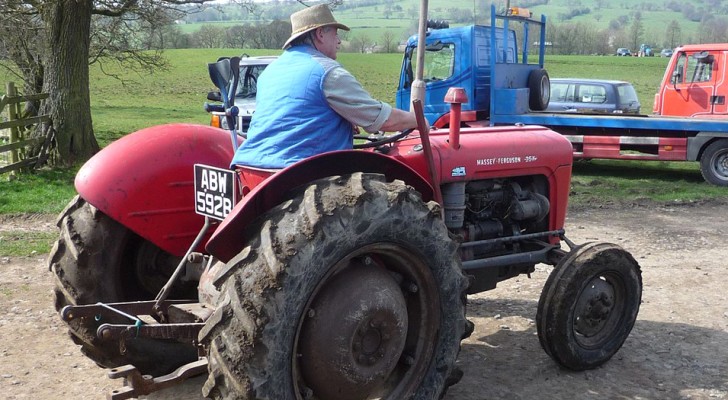 Parcheggiano le auto sul terreno di un contadino: lui prende il trattore e si vendica (+VIDEO)