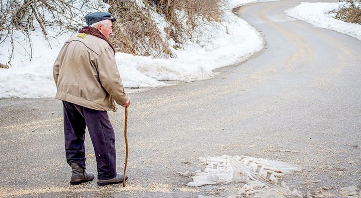 Anziano percorre chilometri a piedi per cercare un donatore di rene compatibile con sua moglie