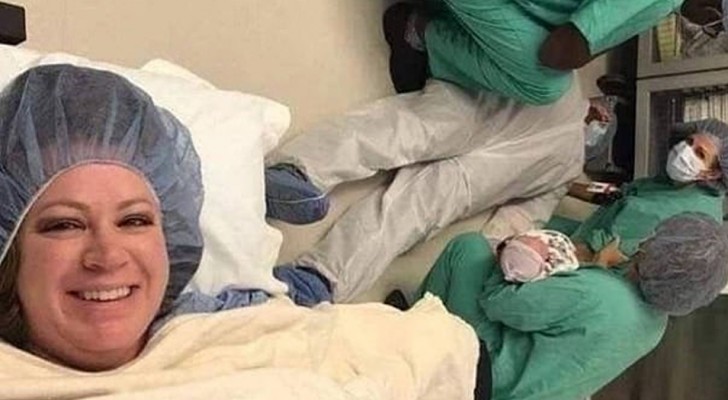 Hennes man svimmar under förlossningen: hon tar en selfie för att föreviga ögonblicket