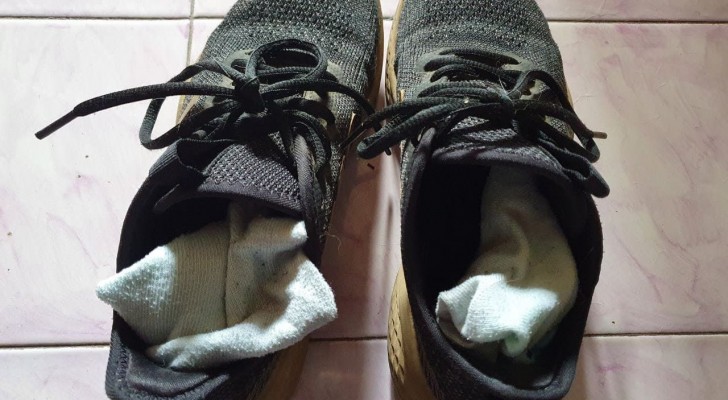 Scopri come neutralizzare i cattivi odori dalle scarpe usando anche un paio di calzini