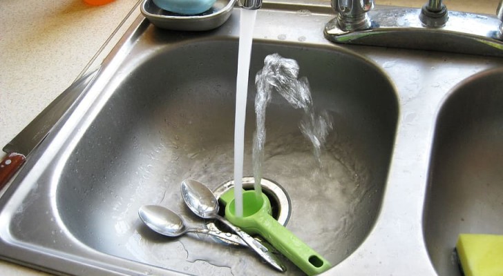 Lavare i piatti a mano: scopri qualche trucco per evitare sprechi inutili