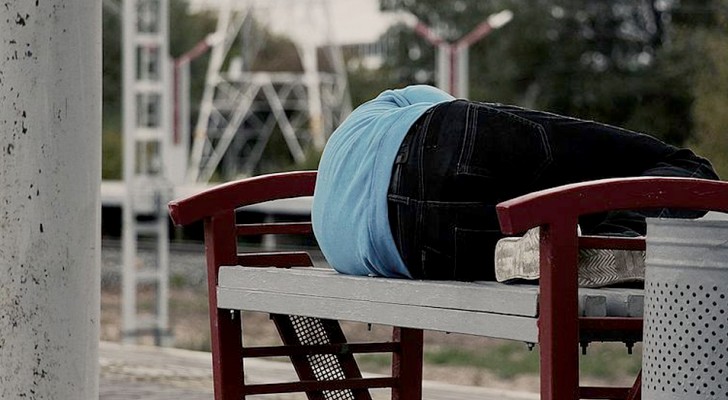 Entra in un fast food e si lamenta con un ragazzo che dorme sulla panchina: non sa che è un papà senzatetto