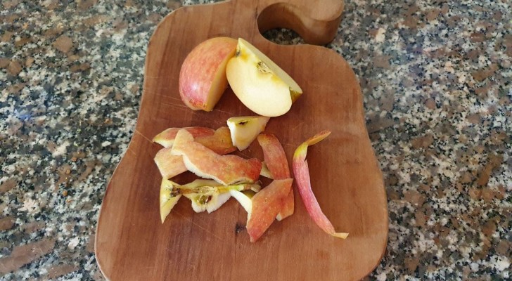 Non buttare via le bucce delle mele: puoi riutilizzarle in cucina e non solo