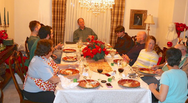 Ze laat elk familielid dat wordt uitgenodigd voor het kerstdiner bij haar thuis £30 betalen: een vrouw zorgt voor ophef