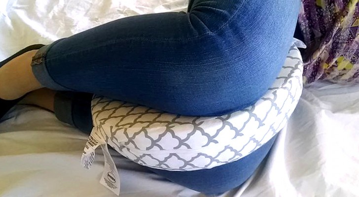 Cosa succede al nostro corpo quando dormiamo con un cuscino tra le gambe: 4 benefici