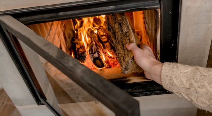 8 choses à ne jamais jeter dans la cheminée pour alimenter le feu