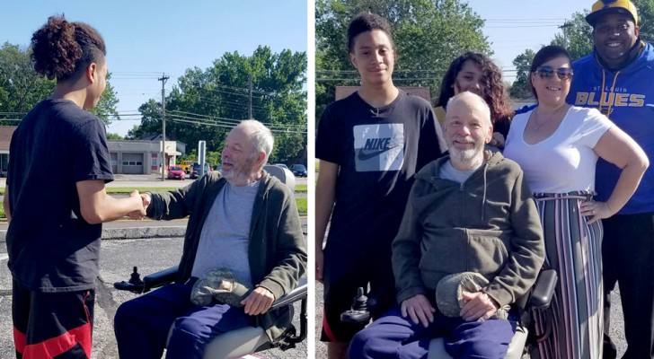 Salva a vida de um homem idoso em uma cadeira de rodas que tentava escapar de um terrível tornado