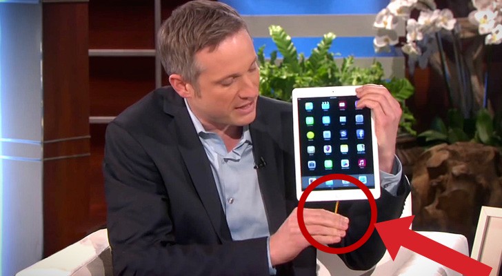 Er nimmt ein iPad in die Hand und das, was er macht, ist spektakulär