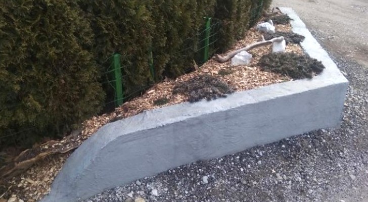 Grannarna fortsätter att förstöra hans staket så han ersätter det med cement och förstör 8 av deras bilar