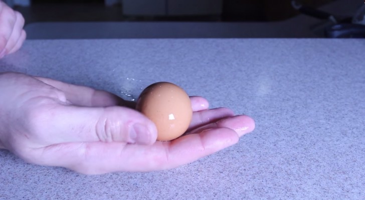 Er nimmt ein gekochtes Ei in die Hand und er schält es in 1 SEKUNDE. Überraschend!