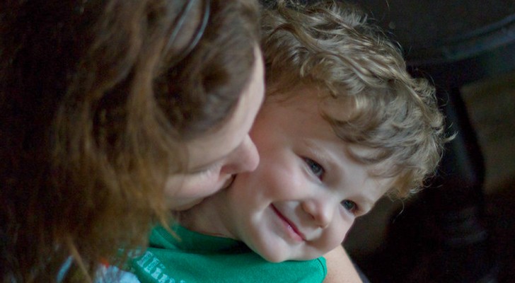Un garçon de 5 ans voit sa mère s'évanouir sous la douche et lui sauve la vie à temps en appelant son voisin