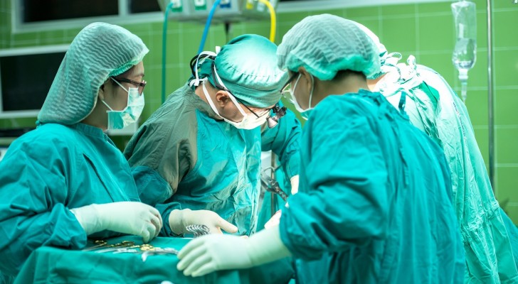 Ett italienskt team tar bort och rekonstruerar bukspottkörteln på en 73-årig cancersjuk patient